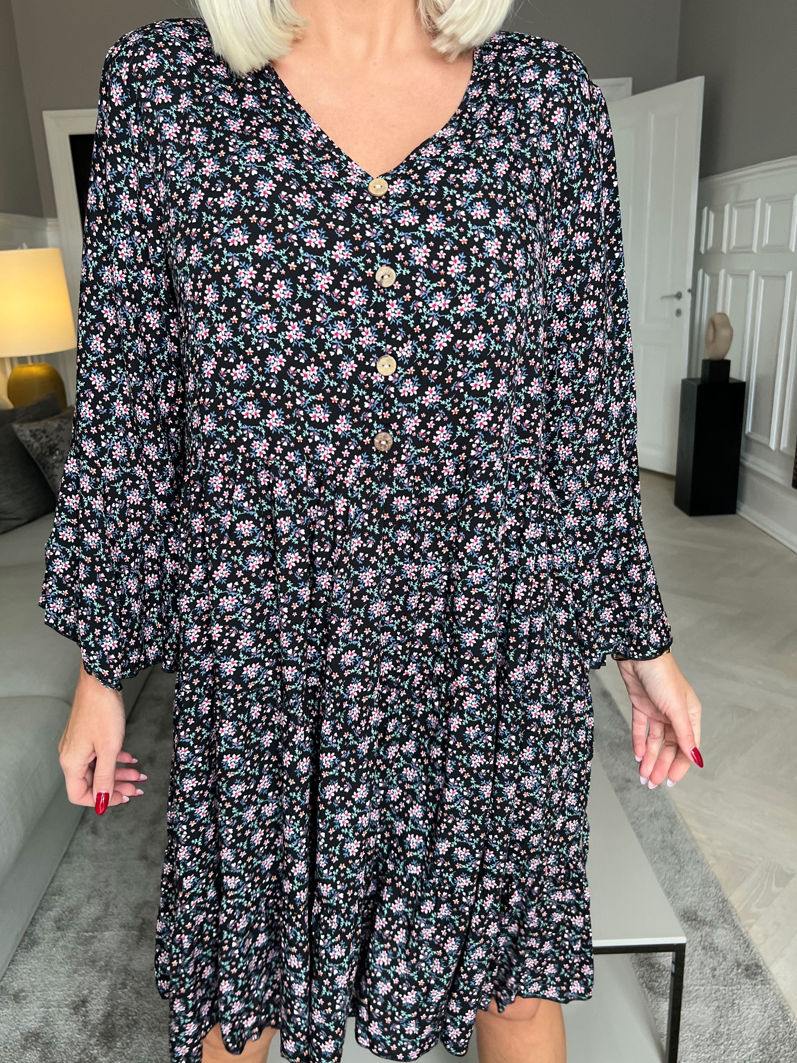 Karla - Vacker blommig bomullsklänning med knappar